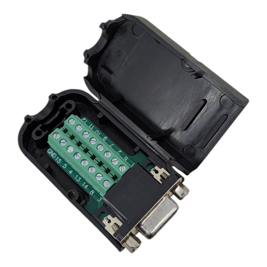 免焊 VGA 15-Pin 母頭轉接器，展示其黑色塑膠外殼及內部的螺絲接線端子。