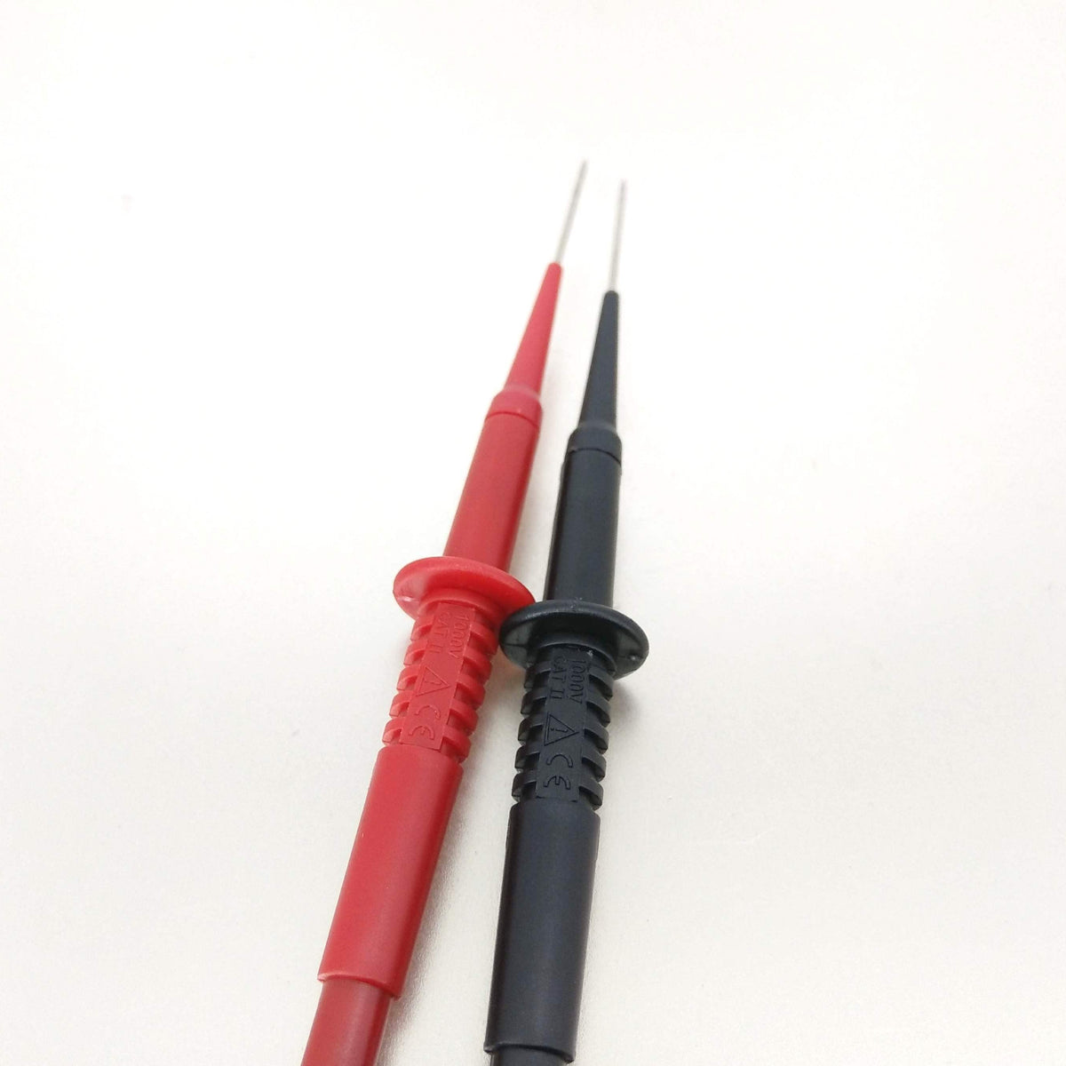 20mm 長、1mm 粗的特尖不銹鋼針尖近鏡，專為刺穿電線外皮及背插測試而設。