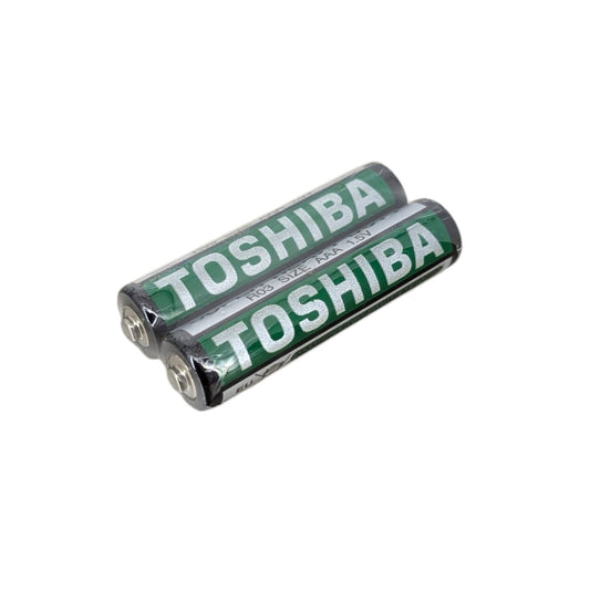 東芝 AAA 1.5V 碳性電池雙粒裝正面，專為香港家庭的電視遙控器及掛牆鐘等低耗電設備提供防漏液電力。