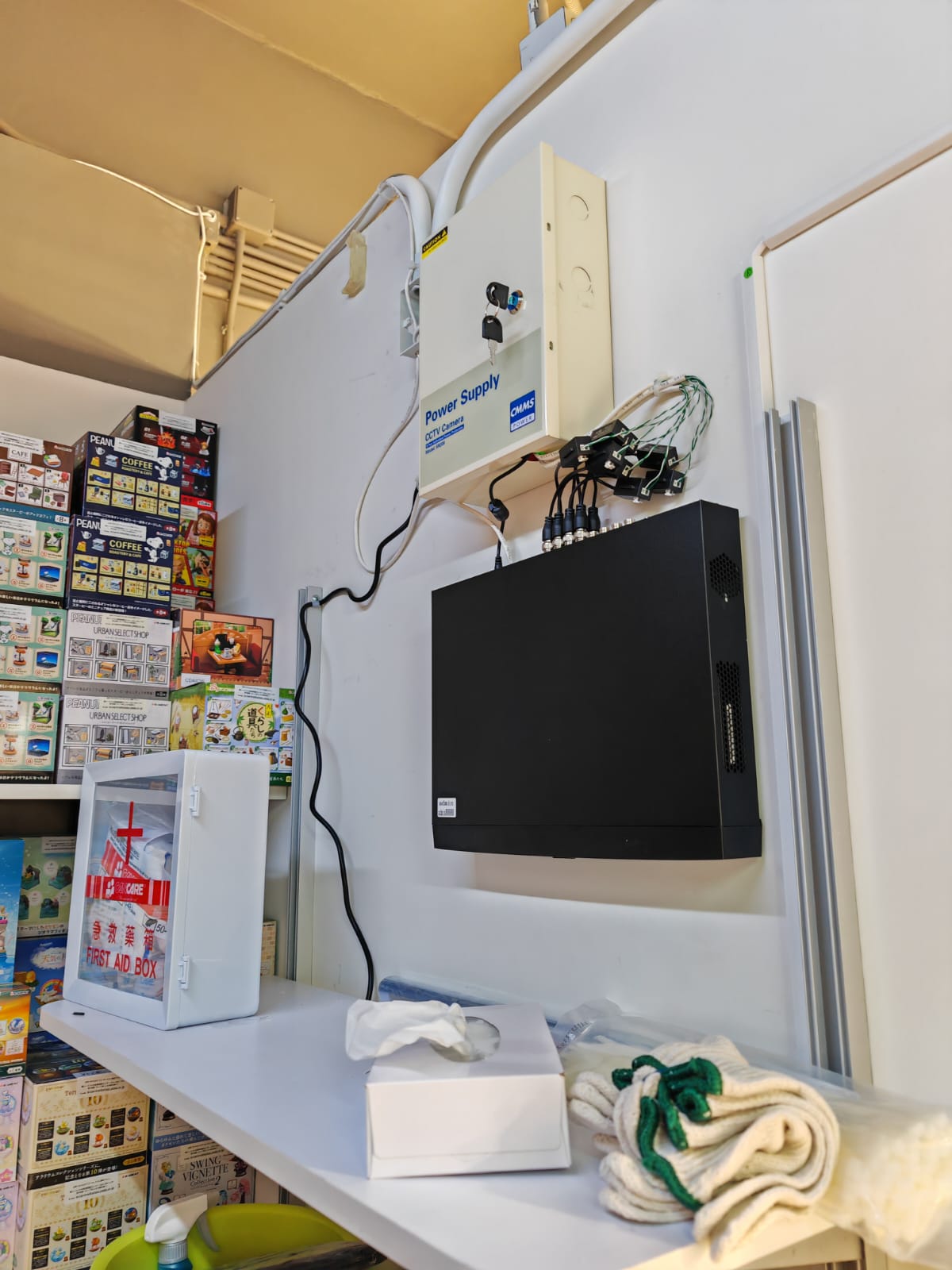玩具站 T CLUB 儲藏室內 Dahua CCTV 核心設備（NVR主機及電源盒）專業安裝實錄 - 新昌電腦工程範例