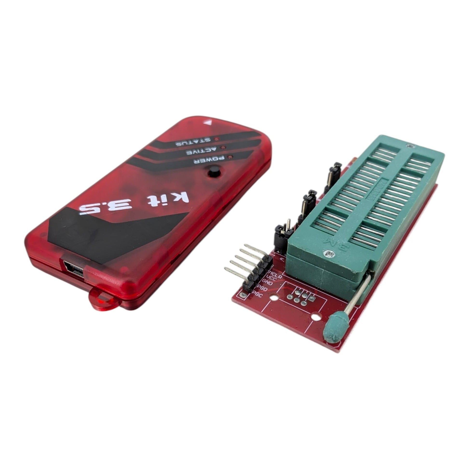 隨機附送的萬用 ZIF 燒錄座，能安全鎖定 8-pin 至 40-pin 的 PIC 單片機進行獨立燒錄，保護引腳。