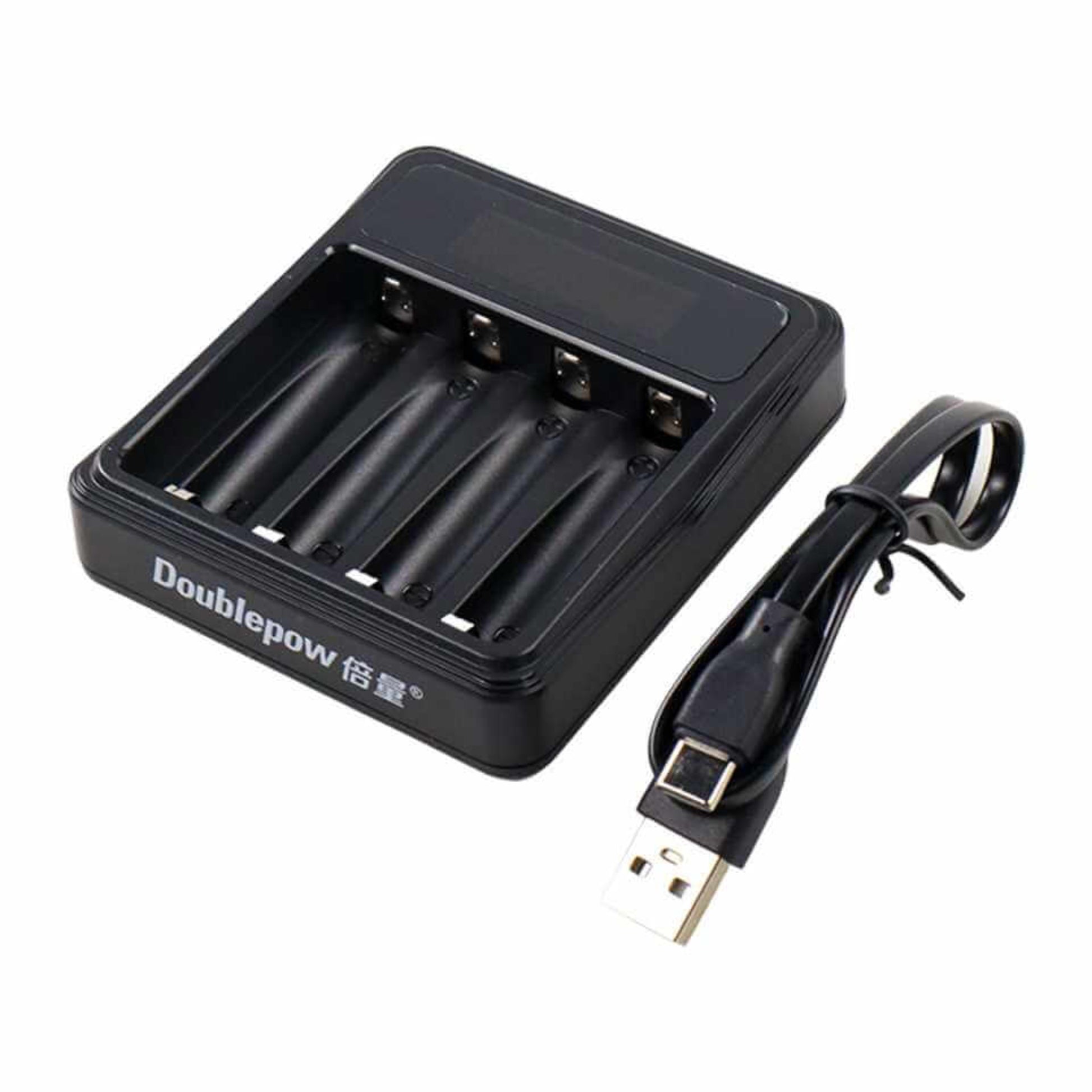 輕巧便攜的 4 槽差電器，旁邊附有標準 USB 供電線。