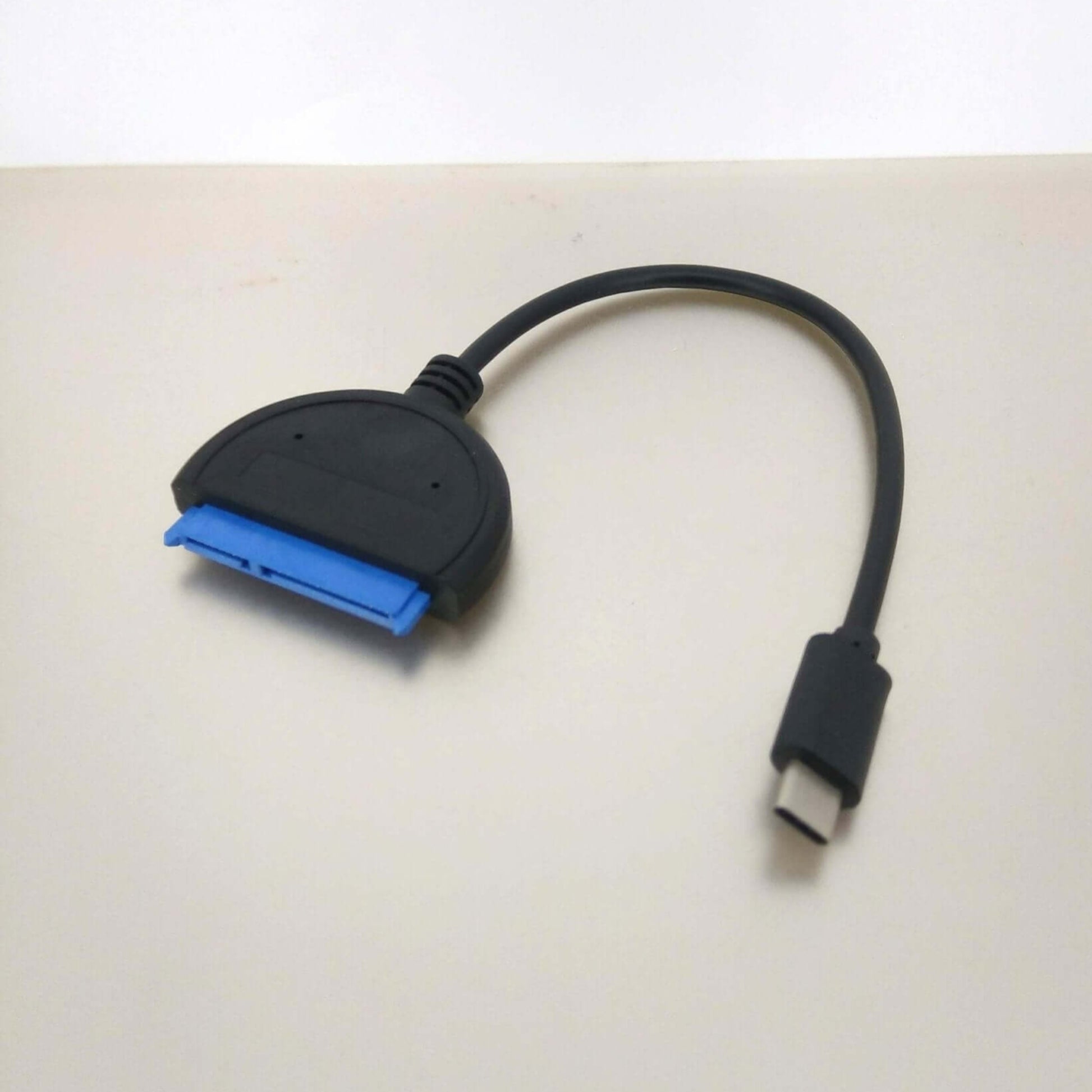 USB-C to SATA adapter cable for 2.5" SSD/HDD, compact design for fast data connectivity.