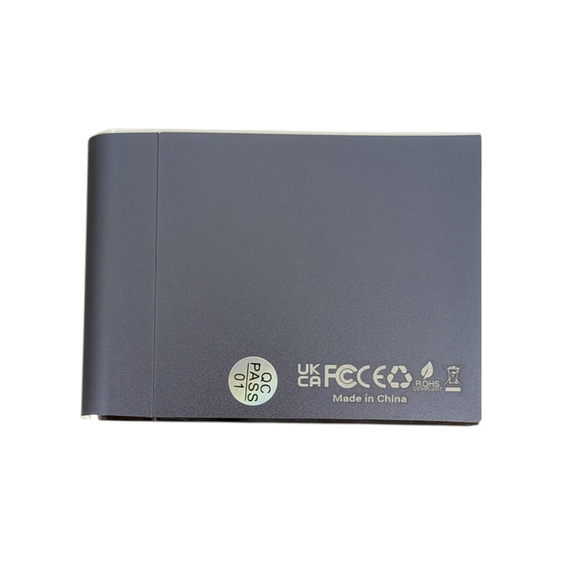 USB-C 切換器底部 CE 及 FCC 國際安全認證標籤。新昌電腦為你提供專業、穩定、可靠的電子產品。