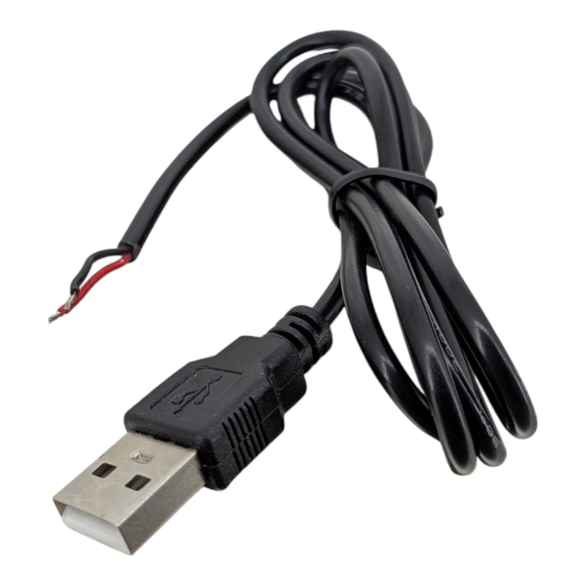 USB 供電線尾端特寫，清晰顯示已經預先剝皮及上錫的紅黑銅線芯，方便即時焊接。