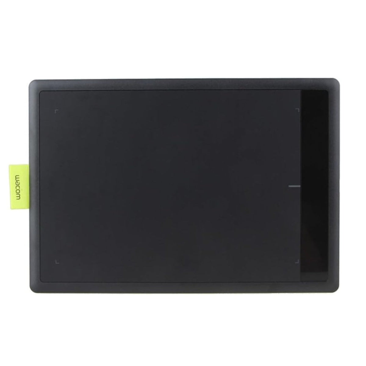 Wacom CTL-671 繪圖板正面外觀，黑色繪圖區域配以青綠色標籤。