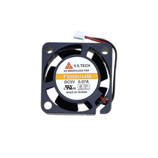 Y.S. TECH FD052515MB 直流無刷風扇的正面視圖，清晰顯示 DC5V 0.07A 規格標籤與 2-Pin 連接器。