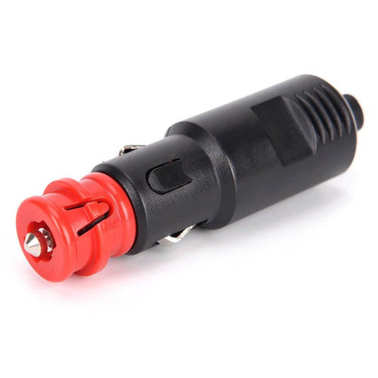 12V-24V 汽車點煙器公頭正面視圖，顯示黑色塑膠外殼、金屬彈片及頂部紅色的 Hella/DIN 轉換蓋。