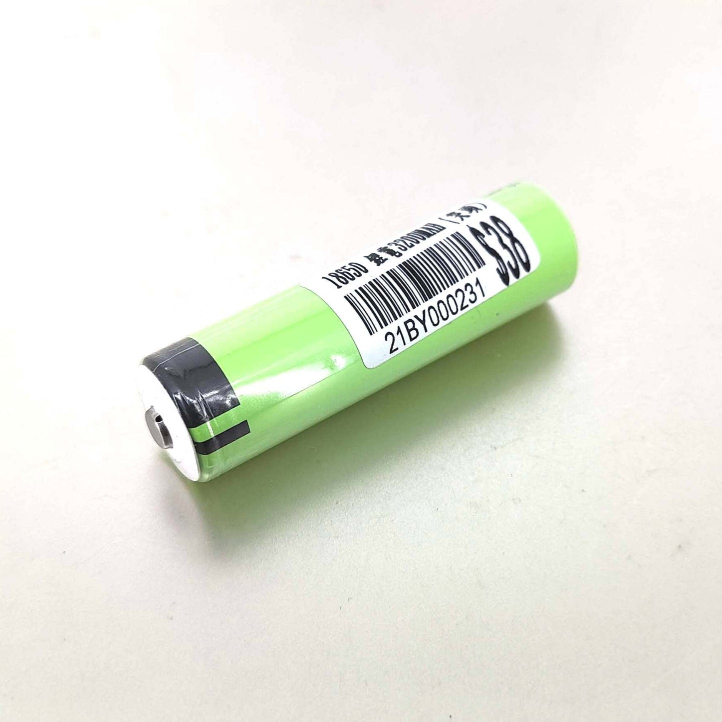 18650 rechargeable battery, 3.7V lithium-ion battery, ideal for flashlights and lasers.