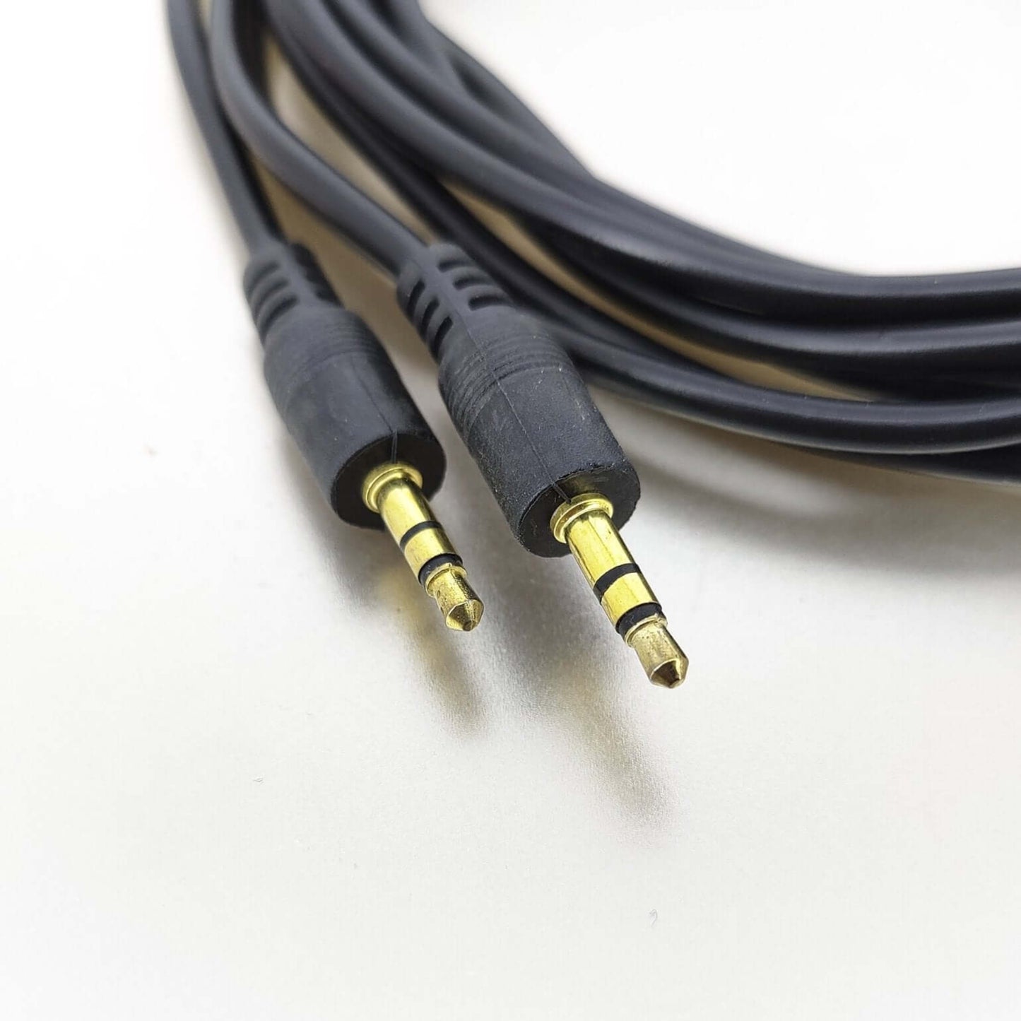3.5mm audio cable with male stereo jacks, black, for wired connectivity, available in 1.5m and 3m lengths.