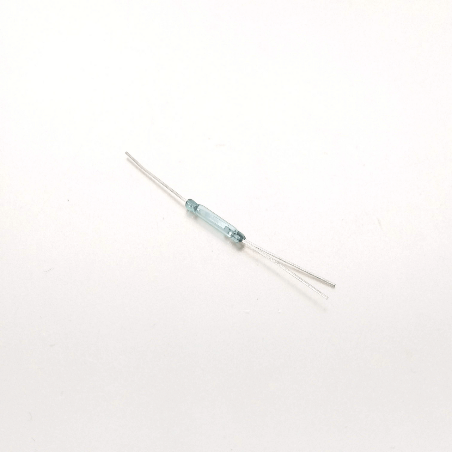Detail of the hermetically sealed glass tube and internal rhodium contacts of the sensor.