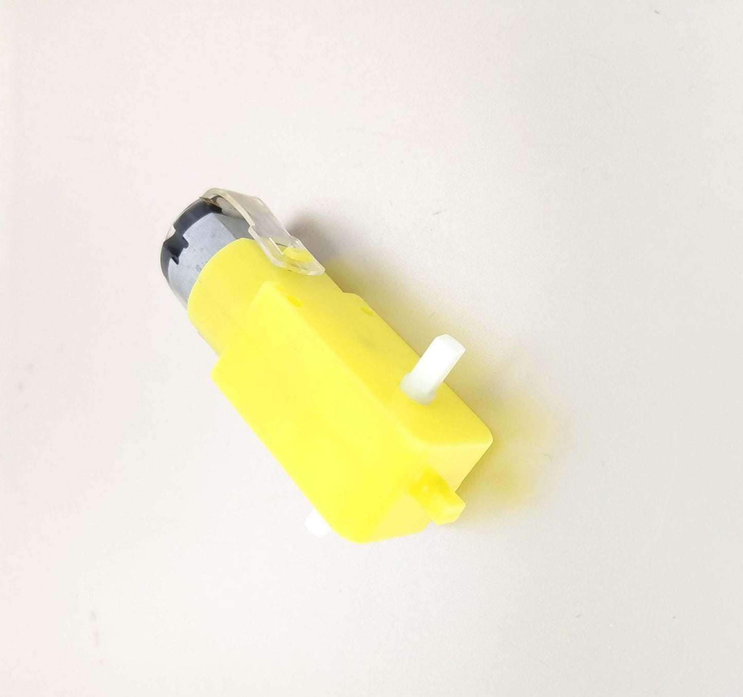 Yellow DC gear motor for Arduino smart car, 3V-6V, dual shaft, compact design for DIY robotics projects.