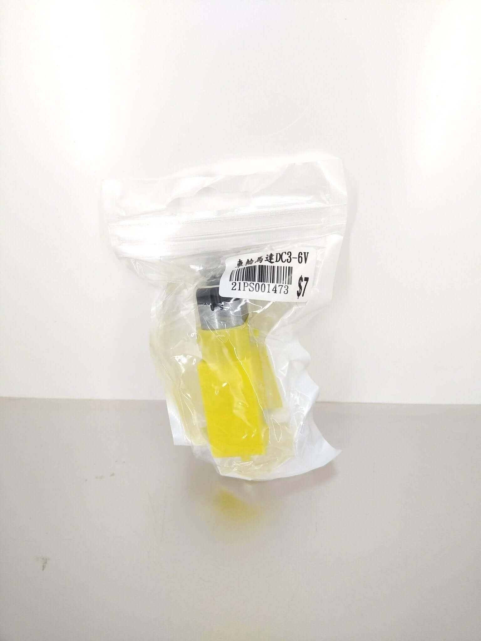 3-6V gear motor for Arduino smart car kit in packaging with yellow casing and price tag.