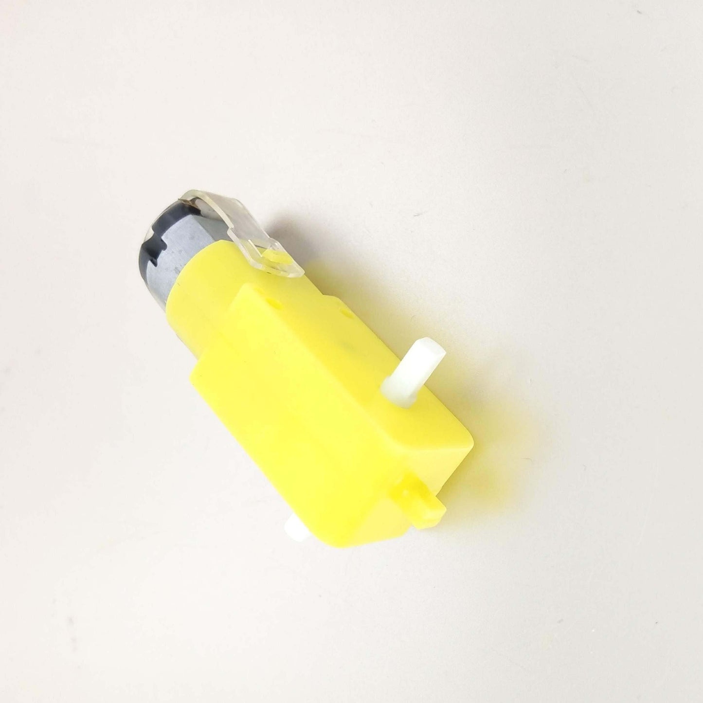 Yellow DC gear motor for Arduino smart car, 3V-6V, dual shaft, compact design for DIY robotics projects.