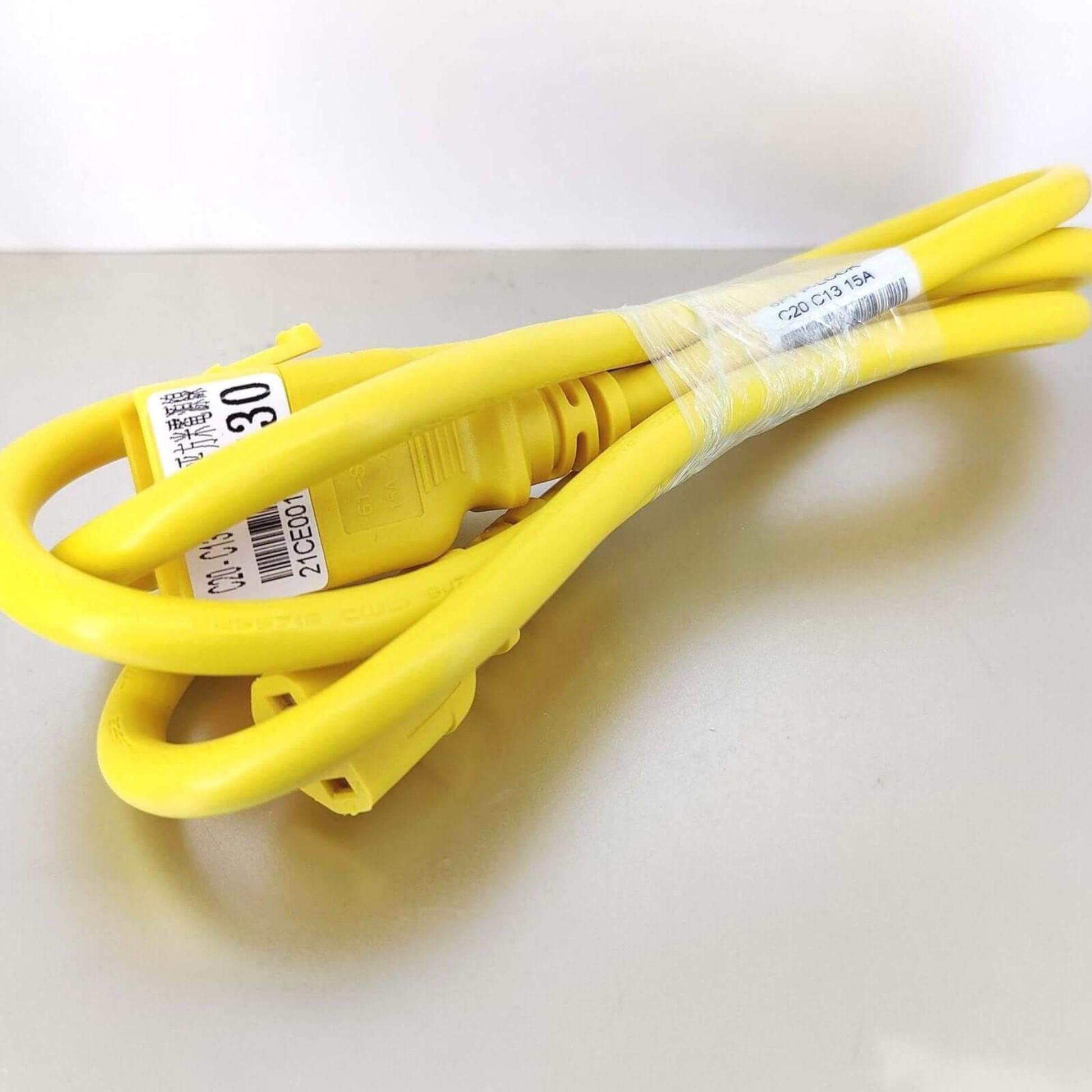 Heavy duty yellow 14 AWG C13 to C20 power cord, 1.5m length, ideal for connecting high-powered servers to power units.