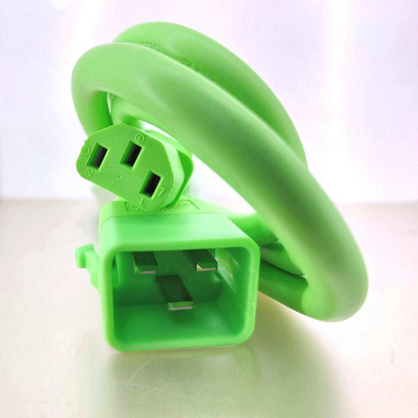 Green heavy-duty C13 to C20 power cord, 14 AWG, ideal for connecting high-powered servers.