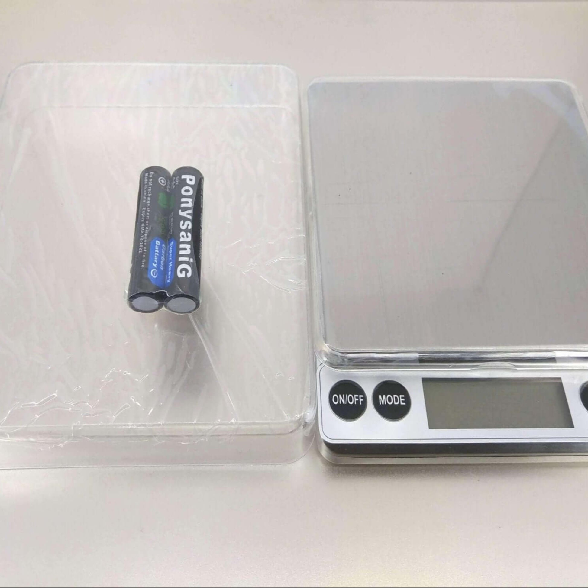 High precision digital pocket scale with battery, transparent cover, and LCD display for accurate measurements.