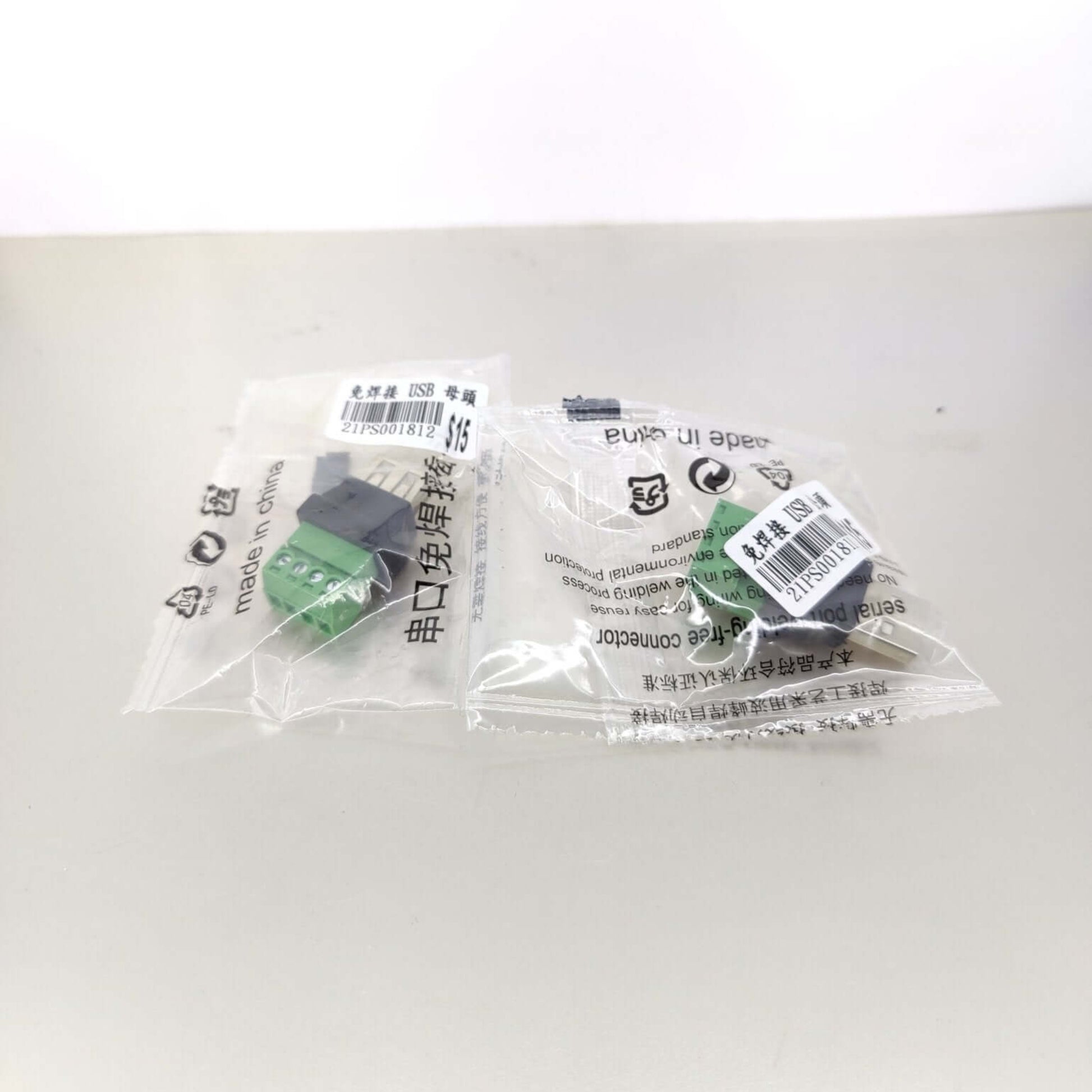 USB to 4-pin screw connector adapters in packaging, suitable for USB Type A Male/Female connections.