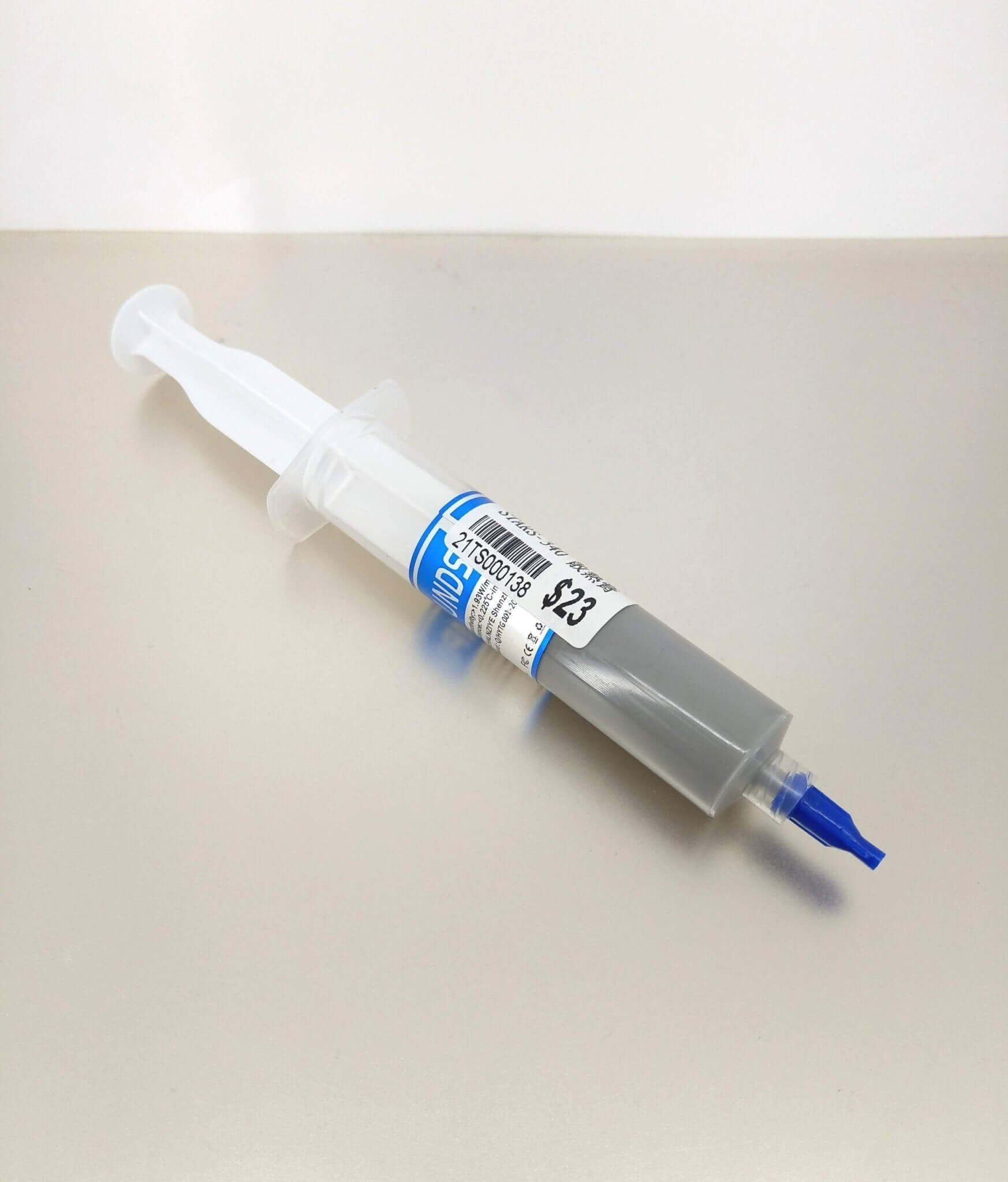 HY510 high-performance thermal paste syringe for PC cooling, improving heat transfer for efficient CPU and GPU operation.